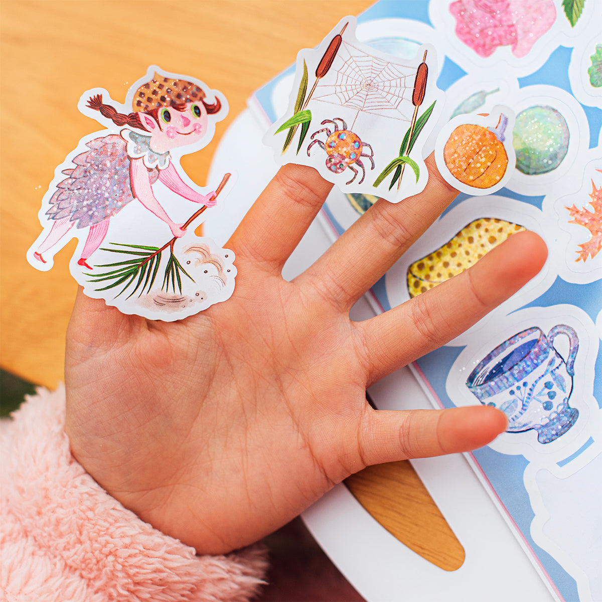 Eeboo Shiny Sticker Kitabı - Magical Creatures